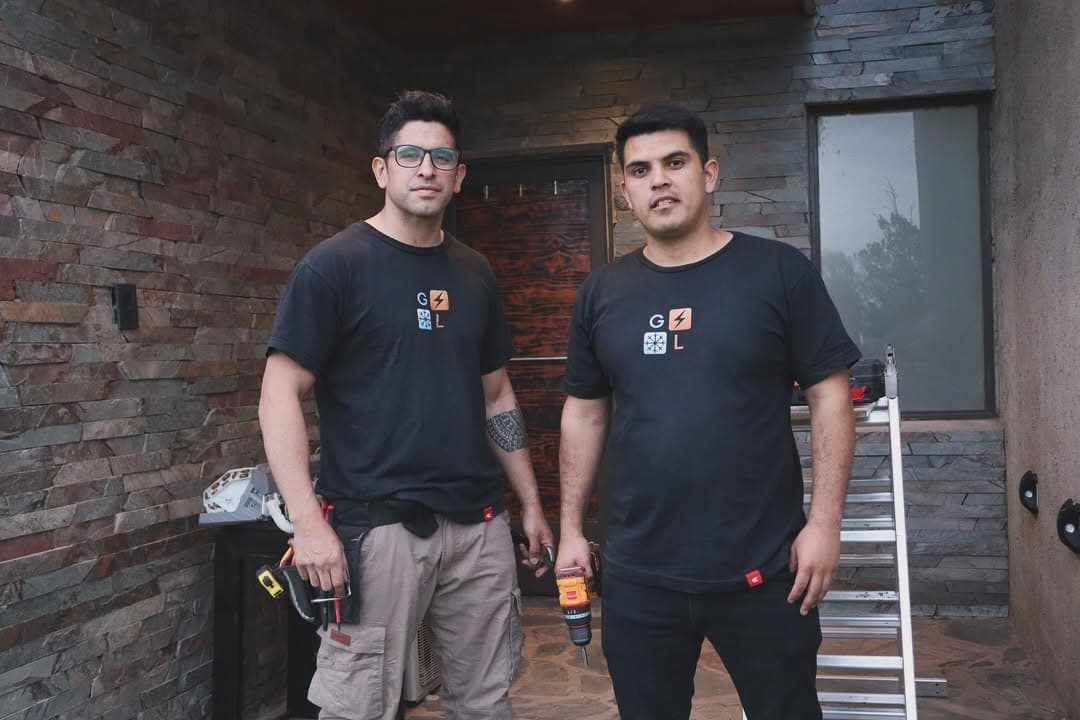 Equipo técnico de G&L Refrigeración en obra